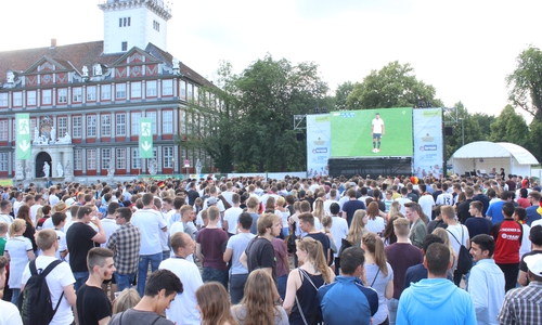 Es war der pure Wahnsinn. Nach 120 Minuten und 18 Elfmetern hat es die Deutsche Elf geschafft. Italien ist besiegt, entzaubert. Und auf dem Schlossplatz war der Jubel grenzenlos. Fotos: Anke Donner 