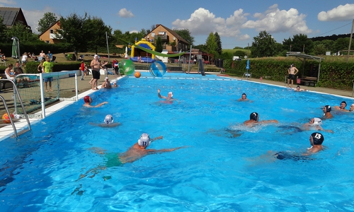 Dem Wasserballturnier folgte das Sommerfest mit reichlicher Versorgung für das leibliche Wohl. Foto: Anja Steinke