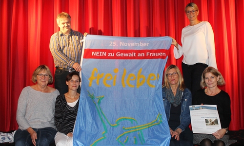 Anna Moser-Barkhau (Caritasverband Helmstedt), Vanessa David, Antje Wohlers und Andrea Zerrath (Paritätischer Helmstedt) sowie (stehend v. l. Harald Pape (Kino Camera) und Claudia Löw (Gleichstellungsbeauftragte der Stadt Helmstedt). Foto: Stadt Helmstedt 