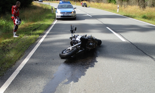 Der Kradfahrer streifte die Leitplanke und viel dann in die Böschung. Symbolfoto: Polizei Goslar