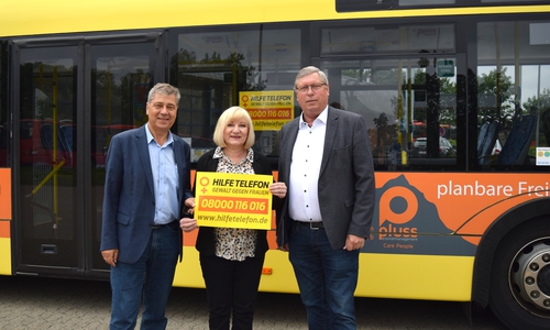 Erster Stadtrat Burkhard Siebert, Gleichstellungsbeauftragte Vera Tietz und Stadtbus-Geschäftsführer Peter Gaschler (von rechts) präsentieren die Plakate, die in zehn Bussen durch das Stadtgebiet fahren und das Hilfetelefon bekannter machen. Foto: Stadt Goslar