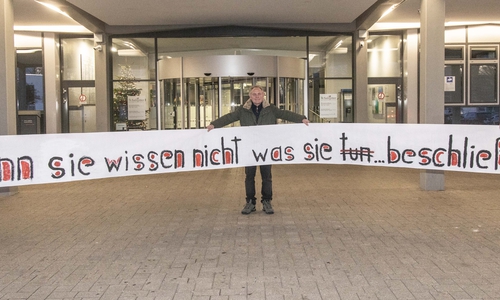 ProSal-Mitglieder Dirk Müller, Klaus Kreisel und Willi Girelli zeigen ihr Banner bei der Ratssitzung. Foto: Rudolf Karliczek
