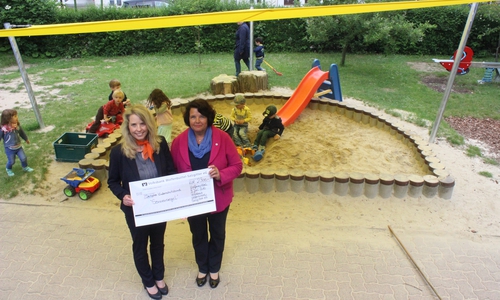 Anja Lippmann und Ulrike Hesselbach bei der Scheckübergabe für das neue Sonnensegel für den Kinderschutzbund. Foto: Anke Donner 