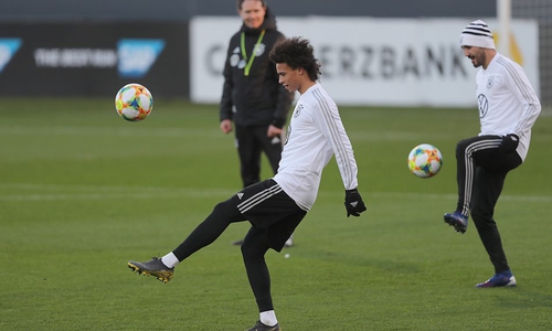 Die drei Männer gaben zu, dass sie Leroy Sané (li.) und Ilkay Gündogan beleidigt hätten, bestreiten jedoch einen rassistischen Hintergrund. Foto: Agentur Hübner