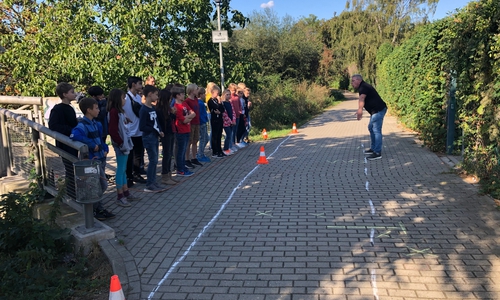 Die Kinder lernten den Bremsweg eines Autos kennen. Foto: Große Schule