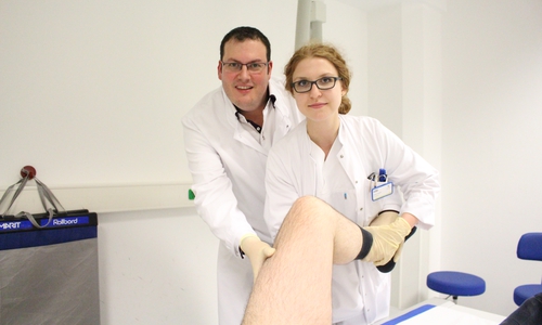 Mirko Velickovic (Assistenzarzt der Unfallchirurgie) und Jessica Petzold (Studentin im Praktischen Jahr in der Unfallchirurgie) auf der Suche nach der Ursache des Knieschmerzes. Foto: Max Förster