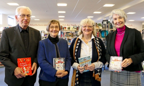 Mitglieder vom Freundeskreis der Stadtbücherei Wolfenbüttel stellen die Autoren der 12. Kinder- und Jugendbuchwoche vor: Manfred Wuttke, Ille Schneider, Regina Ernst und Gabriele Drews (v. li.). Foto: Stadt Wolfenbüttel
