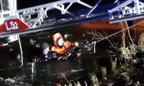 Dennis Nowicki versuchte den Mann aus dem eiskalten Wasser zu retten. Fotos: Feuerwehr