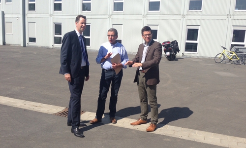 Bürgermeister Thomas Pink (Mitte) führte die beiden FDP-Landtagsabgeordneten Christian Dürr (links) und Björn Försterling durch die Container an der Langen Straße. Foto: Maren Leist