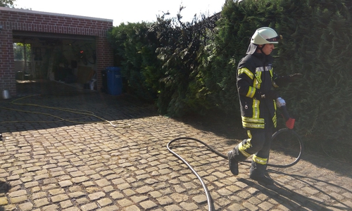 Ein Heckenbrand beschäftigte heute die Feuerwehren aus Meinersen, Ahnsen und Seershausen Foto: Carsten Schaffhauser, Kreisfeuerwehrpressestelle