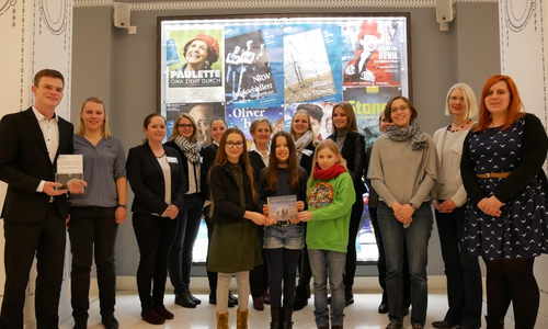 Von rechts: Sarah Wurche, Elke Neumann (Schulleiterin) und Thyra Graff von der Grundschule am Geitelplatz mit drei ehemaligen Schülerinnen Jette, Emilia und Jaqueline sowie das Serviceteam des Lessingtheaters. Foto: Privat