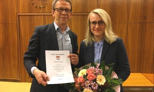 Oberbürgermeister Klaus Mohrs heißt Antje Biniek als neue Gleichstellungsbeauftragte willkommen. Foto: Stadt Wolfsburg