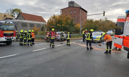 Beide Fahrer wurden durch den Zusammenstoß auf der Kreuzung schwer verletzt. Foto: Feuerwehr Othfresen