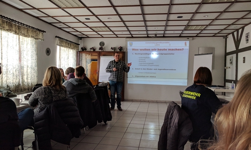 Sebastian Nabereit lehrte Rechtsgrundlagen Fotos: Gemeindejugendfeuerwehr Lehre