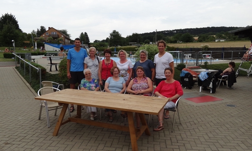 Maltanten spenden für das Freibad Groß Denkte. Von links: Frank Klages, Hanna Rachow, Jutta Bähr, Monika Schaare, Stefanie Bauer, Anja Steinke, Angela Brämer, Imke Sonnemann, Sven Koschare, Sabeine Kroos. Foto: Privat