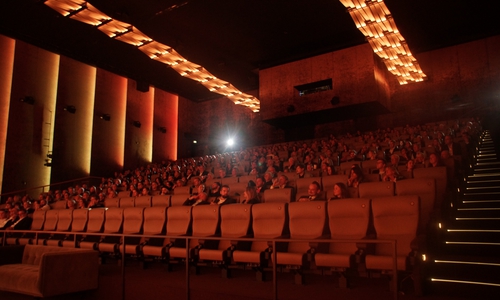 Kinosaal im Astor-Filmtheater in Braunschweig. Das Kino wurde kurz vor der Pandemie erst aufwändig renoviert.