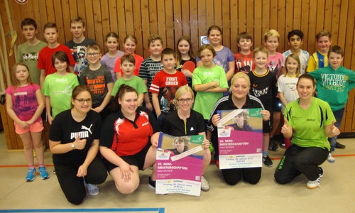 Die besten Tischtennis-Minis stellten sich samt dem Organisatiobsteam des TSV Schöppenstedt beim Abschlussgruppenfoto Foto: TSV Schöppenstedt