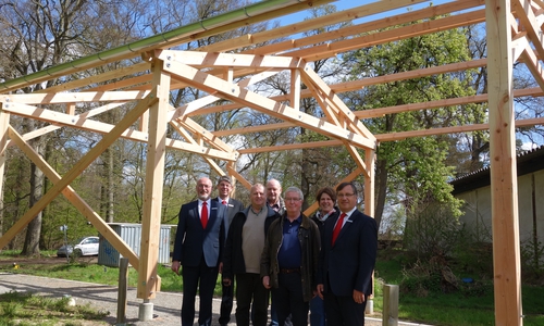 Christian Eichler und Bernd Strohbecke von der Kultur- und Sozialstiftung der Sparkasse Gifhorn-Wolfsburg, Schriftführer Heinz Dettmer, Lokführer Erich Neitzel, erster Vorsitzender Heinrich Tacke, Schatzmeisterin Sabine Landua und Jürgen Kröger, Vorsitzender der Kultur- und Sozialstiftung der Sparkasse Gifhorn- Wolfsburg, begutachteten den Fortschritt des überdachten Bahnhofs für die Moorbahn. Foto: Sparkasse Gifhorn-Wolfsburg