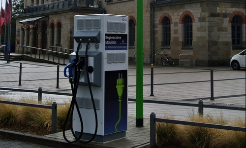 Die Stadtwerke haben die zehnte E-Ladesäule installiert. Fotos: Stadtwerke 