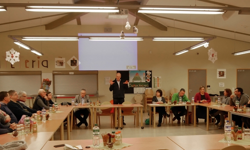 Schulleiter 	
Hans-Günter Gerhold begrüßt die Gäste in der Cafeteria des Gymnasiums Salzgitter-Bad. Foto: Alexander Panknin
