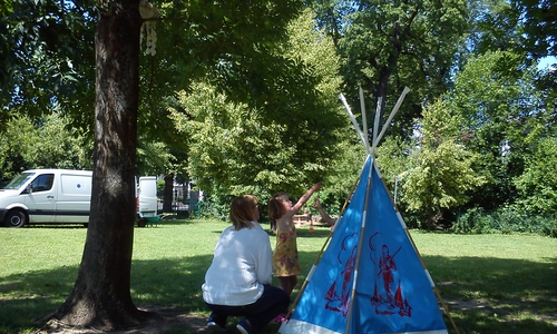 Vorne wird gespielt, im Hintergrund gebohrt: Die Befürchtungen des Elternrates der Kita Am Herzogtore bestätigen sich und es wird früher als gedacht mit den Arbeiten  zum Erweiterungsbau der Volksbank angefangen. Foto: privat
