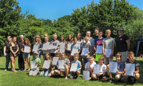 Grillen, Wasserschlacht und Urkunden: Auf dem Jugendzeltplatz in Almke wurde der Kinderbeirat 2018/19 gebührend verabschiedet. Foto: Stadt Wolfsburg