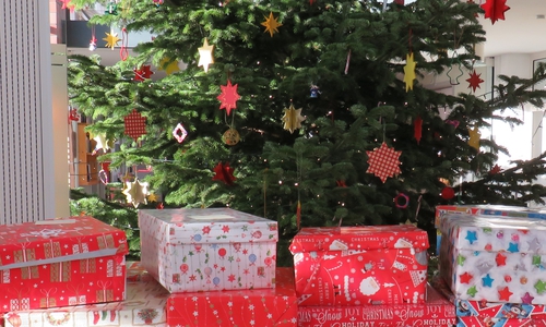 Schon bei der Aktion im Jahr 2018 kamen viele Pakete vor dem Weihnachtsbaum im Rathaus zusammen. Foto: Gemeinde Lehre