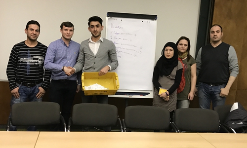 Der Flüchtlingsrat von links nach rechts: Muhammed Najiim (Beauftragter für Männerprojekte), Florian Cacalowski (Integrationsbeauftragter), Nesar Barikzai (1. Vorsitzender), Nazanin Mohamady (Beauftragte für Frauenprojekte), Tatjana Mrkonjic (Schriftführerin), Maher Soukria (2. Vorsitzender). Es fehlt Ikhlass Babiker (Beauftragte für Kinder- und Jugendliche). Foto: privat