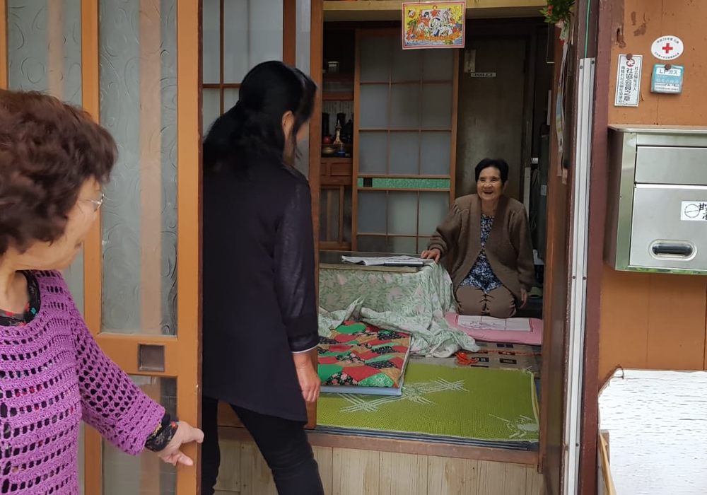 Zwei Nachbarinnen kümmern sich um eine alte Frau in einem japanischen Dorf. Foto: Malte Arnsperger/FOCUS Online