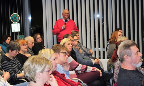 Ausführlich ging der Experte auf die zahlreichen Fragen der Besucherinnen und Besucher ein. Foto: Städtisches Klinikum

 