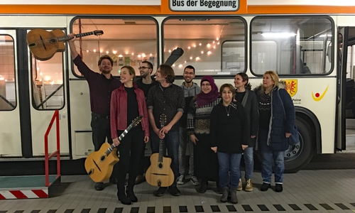 Als Dank für die Arbeit der ehrenamtlichen Familienlotsen hatte das Lokale Bündnis für Familie des Landkreises Peine ein Konzert mit dem Trio „Manouche à trois" im Bus der Begegnung organisiert. Foto: Landkreis Peine 
