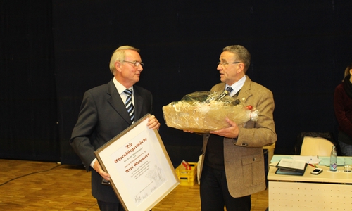 Bürgermeister Thomas Pink überreichte dem ehemaligen Bürgermeister Axel Gummert die Urkunde zur Ehrenbürgerwürde samt Geschenkekorb. Fotos: Jan Borner