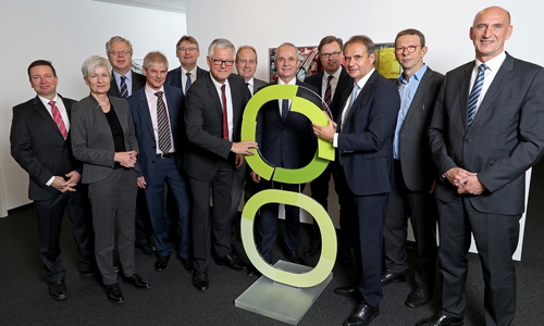 „Gemeinsam erreichen wir mehr als allein“ – Die Städte, Landkreise und Unterstützer stehen hinter der Marke „Die Region“ (v.l.): Oliver Syring, Allianz für die Region, Christiana Steinbrügge, Landkreis Wolfenbüttel, Julius von Ingelheim, Volkswagen AG, Frank Klingebiel, Stadt Salzgitter, Dr. Frank Fabian, Allianz für die Region GmbH, Christoph Schulz, Die Braunschweigische Stiftung, Gerhard Radeck, Landkreis Helmstedt, Thomas Brych, Landkreis Goslar, Dr. Andreas Ebel, Landkreis Gifhorn, Ulrich Markurth, Stadt Braunschweig, Klaus Mohrs, Stadt Wolfsburg und Franz Einhaus, Landkreis Peine. Foto: Allianz für die Region GmbH/Matthias Leitzke