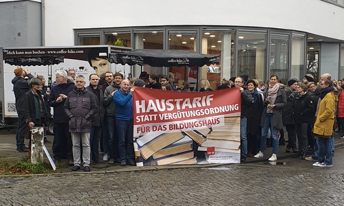 Gestern streikten die Beschäftigten der Bildungshaus Schulbuchverlage Westermann, Schroedel, Diesterweg, Schöningh, Winklers GmbH vor dem Bildungshaus Westermann. Foto: ver.di Süd-Ost-Niedersachsen