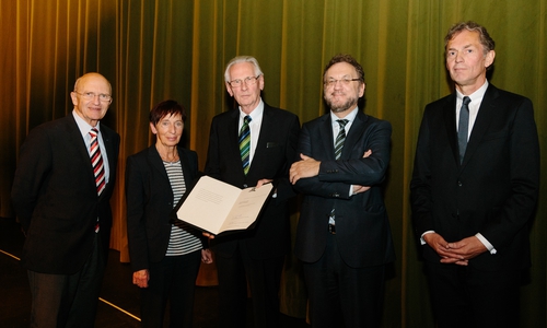 V.l.n.r.: Dr. Kurt Schuster, Präsident der
Hoffmann-von-Fallersleben-Gesellschaft e.V., Bärbel Weist,
Ortsbürgermeisterin von Fallersleben und Sülfeld, Prof. Dr. Dr. h.c. mult.
Dieter Grimm, Preisträger des Hoffmann-von-Fallersleben-Preis für
zeitgenössische Literatur 2018, Heribert Prantl, Laudator und Redakteur der Süddeutschen Zeitung und Gerhard Döpkens, Vorsitzender des Vorstandes des
Sparkasse Gifhorn-Wolfsburg. Foto: Sparkasse Gifhorn-Wolfsburg