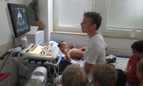 Mit dem Ultraschall konnten die Kinder ihr eigenes Herz beobachten. Foto: Stadt Wolfenbüttel