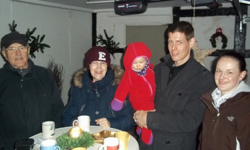 Von links: Johann Seifert und Annegrit Helke von der CDU Sickte im Gespräch mit Christopher Hendry, Claudia Schiefke und der kleinen Leonie. Foto: Privat
