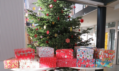 Ein kleiner Teil der Päckchen 2018 im Ratssaal. Foto: Gemeinde Lehre