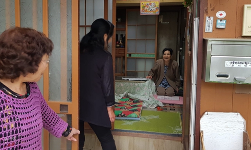 Zwei Nachbarinnen kümmern sich um eine alte Frau in einem japanischen Dorf. Foto: Malte Arnsperger/FOCUS Online