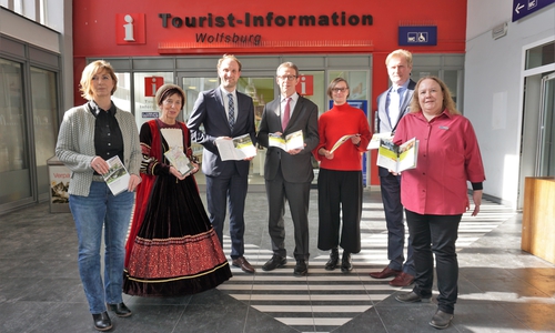 Sabine Devolder (Gleichstellungsreferat der Stadt Wolfsburg), Bärbel Weist (Ortsbürgermeisterin von Fallersleben und Sülfeld / 1. Vorsitzende Kultur- und Denkmalverein e.V.), Jens Hofschröer (Geschäftsführer der WMG), Oberbürgermeister Klaus Mohrs, Esther Orant (Architekturvermittlung Forum Architektur), Joachim Schingale (Geschäftsführer der WMG) und Susanne Große-Freese (Tourist-Information Wolfsburg) (v. li.). Foto: WMG Wolfsburg