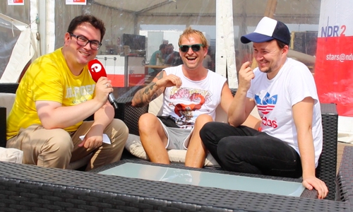RegionalHeute.de Redakteur Werner Heise im Gespräch mit Jupiter Jones. Video/Foto: Jan Borner