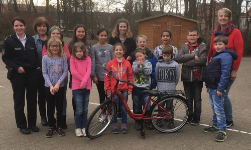 Die Kinder der Grundschule Schöppenstedt bekamen Besuch von Simone Hartmann von der POlizei Wolfenbüttel. Foto: Hoyer
