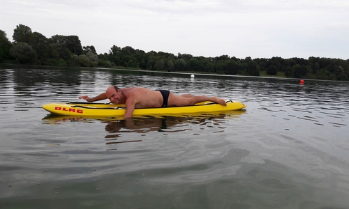 Rettungsschwimmer Guido Fickert auf dem Rettungsbrett. Symbolfoto: DLRG Peine, Ulrike Hofmann