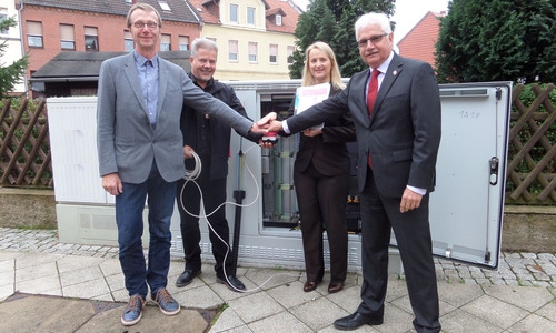 Gemeinsam mit Martin Hartmann, Bürgermeister der Samtgemeinde Heeseberg sowie Oliver John und Sabine Köhler von der Telekom gab  Schöningens Bürgermeister Henry Bäsecke den Startschuss. Foto: Stadt Schöningen
