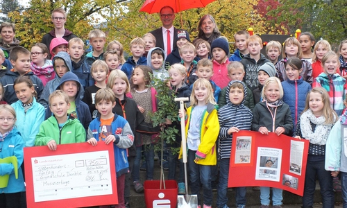 Die musikalische Grundschule Groß Denkte nimmt die Jubiläumseiche entgegen. Foto: Braunschweigische Landessparkasse