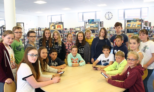 Schüler der 6. Klasse der Henriette-Breymann-Gesamtschule haben bei ihrem jüngsten Besuch in der Stadtbücherei auch die „Onleihe“ kennengelernt. Foto: Stadt Wolfenbüttel