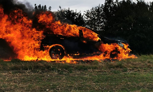 Das Auto konnte nicht mehr gerettet werden. Fotos: Felix Pschichholz / Feuerwehr Gemeinde Cremlingen