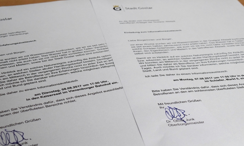 An Anwohner in überschwemmten Straßen werden Einladungen zum Informationsaustausch verteilt. Foto: Stadt Goslar 