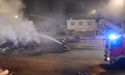 Die Feuerwehr löschte den Müllberg in verschiedenen Schritten. Fotos: Rudolf Karliczek