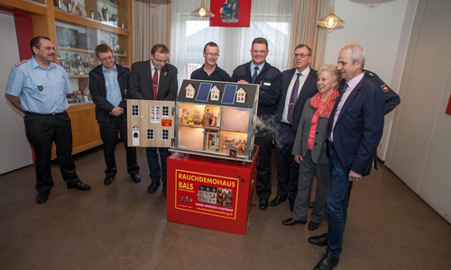 Da qualmt das Puppenhaus: Die Beteiligten sind begeistert von der Technik auf der Rückseite des Häuschens. Foto: Alec Pein